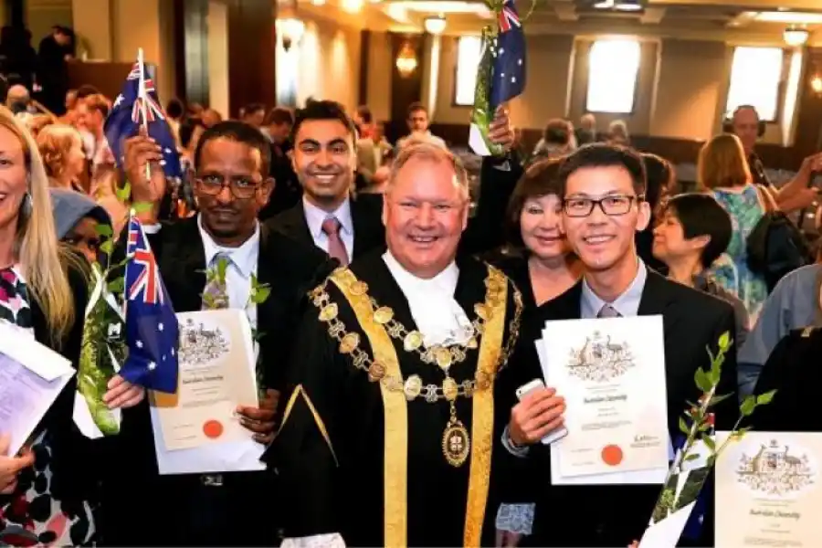 Una vez aprobada la ciudadanía se realiza una ceremonia.