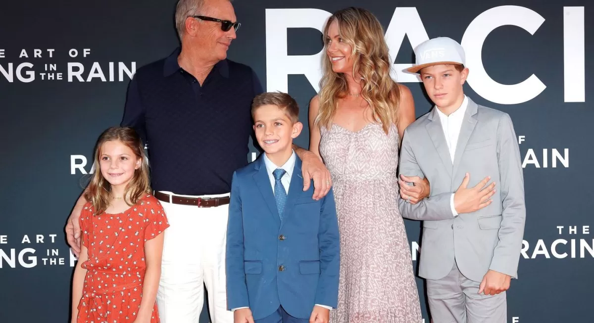 Kevin Costnerse y Christine Baumgartner junto a sus tres hijos