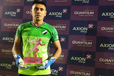 El machete en la botella del arquero tucumano que fue héroe de Villa Mitre ante Arsenal