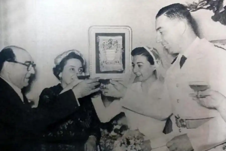 EN FAMILIA. En la foto de 1955 se observa al en ese entonces subteniente Larrabure junto a su esposa, María Susana de San Martín, y sus suegros. 