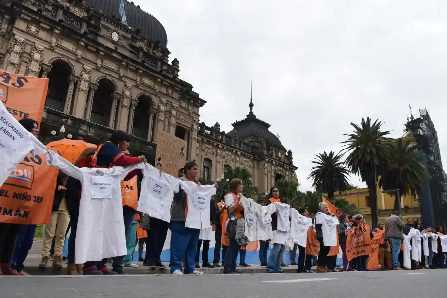 Docentes privados y universitarios acompañaron a Sitas en “la marcha de los delantales”