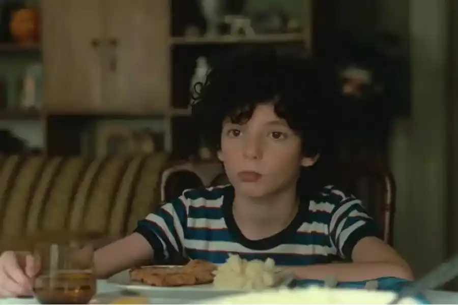 Fito Páez de niño, en la serie El amor después del amor. Foto: Netflix.