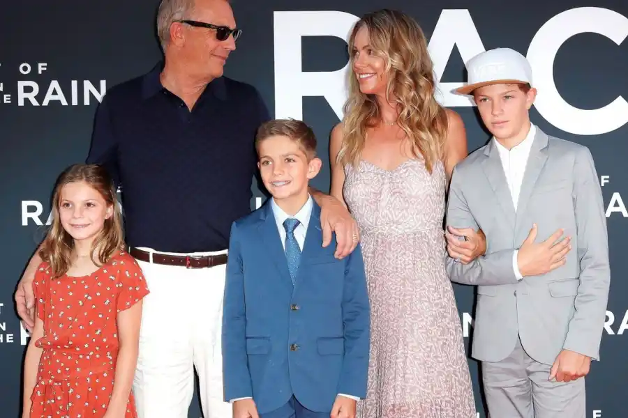 Kevin Costnerse y Christine Baumgartner junto a sus tres hijos