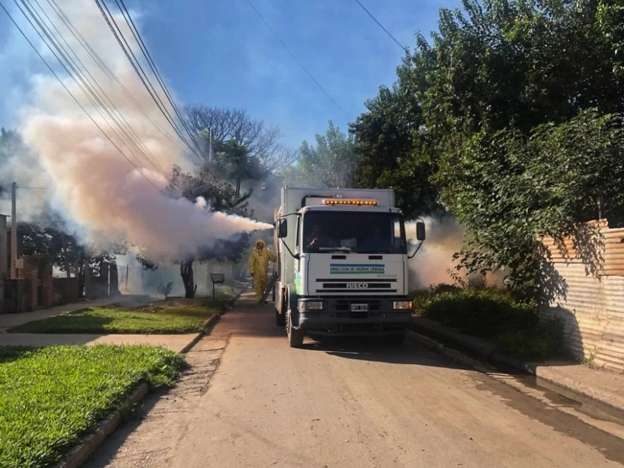OPERATIVOS DE FUMIGACIÓN. En el municipio capitalino usan un camión para tirar insecticidas en los barrios. 