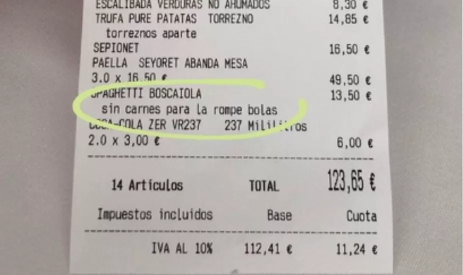 El ticket del restaurante con el insulto a la clienta.