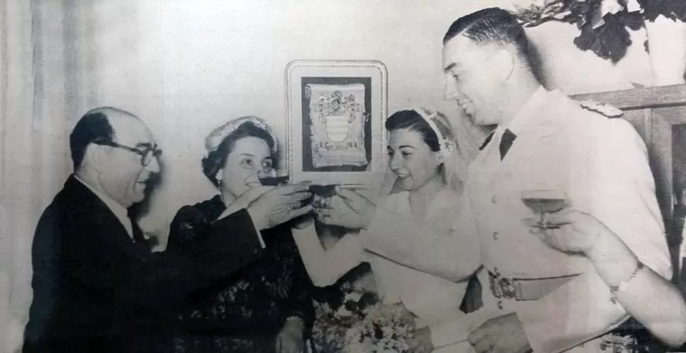 EN FAMILIA. En la foto de 1955 se observa al en ese entonces subteniente Larrabure junto a su esposa, María Susana de San Martín, y sus suegros. 