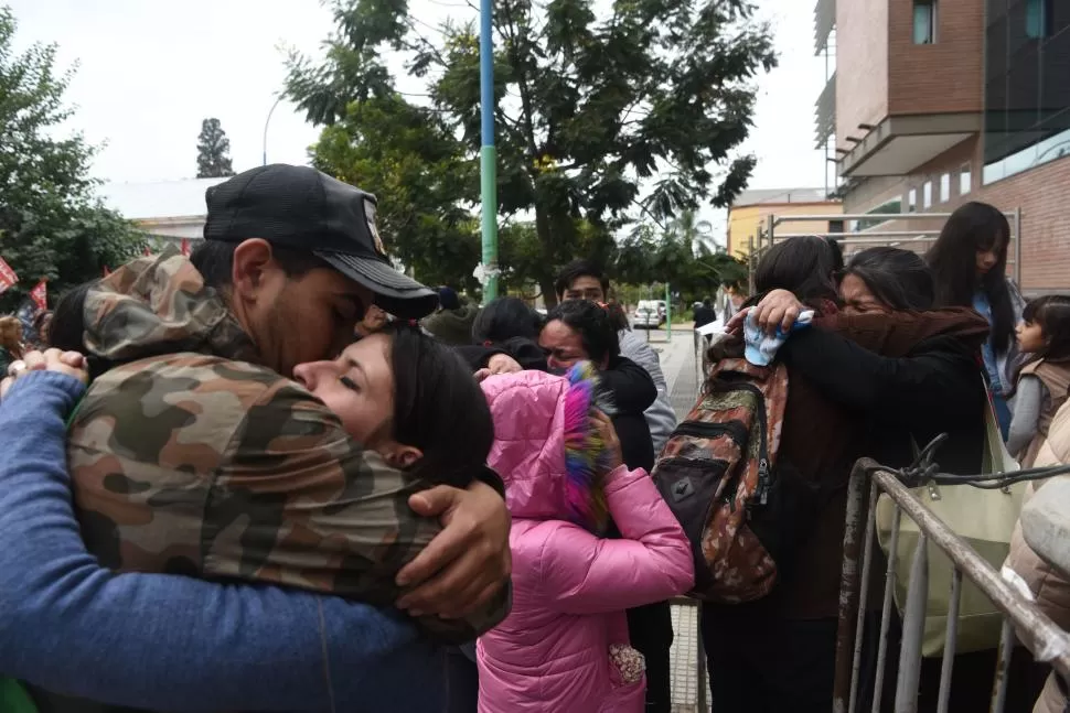 EMOTIVOS MOMENTOS. Familiares y Allegados de Daiana Garnica se abrazan después de haber escuchado la sentencia a perpetua. La Gaceta / fotos de Franco Vera