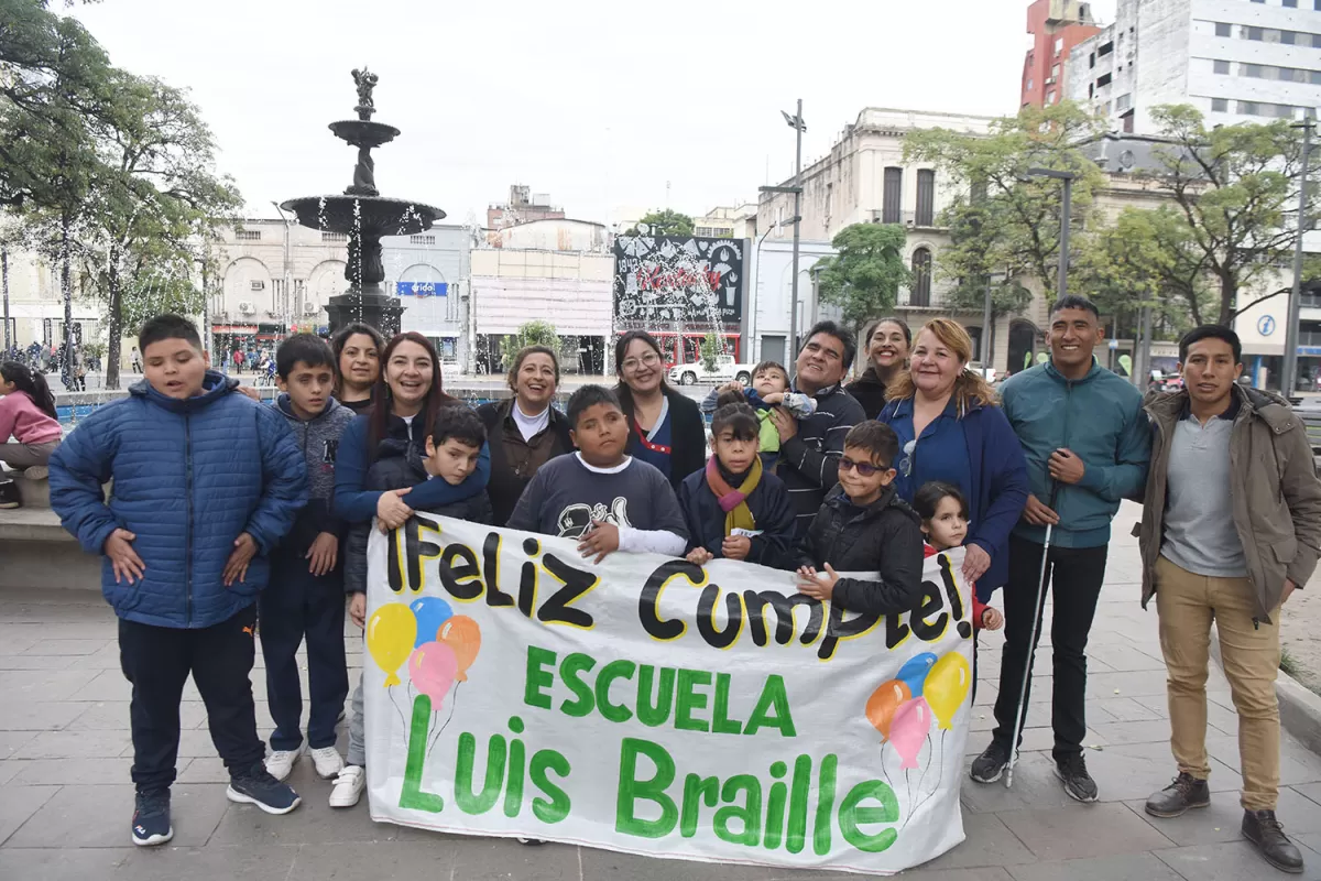 PLAZA INDEPENDENCIA. Marcha y radio para hablar de discapacidad visual.