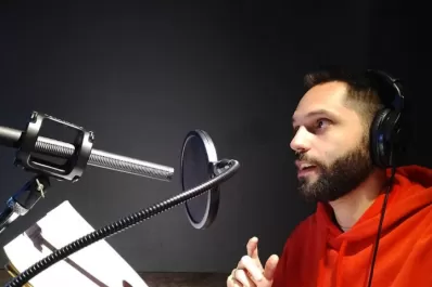 El dramático relato de un locutor argentino al denunciar que la Inteligencia Artificial lo dejó sin trabajo: “Me reemplazó un software”