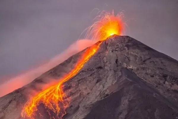 Comenzó la erupción del volcán más activo de Centroamérica y hay varios países en vilo