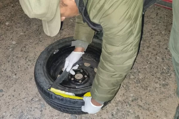 Santiago del Estero: detectaron ocho paquetes de cocaína en una rueda de auxilio