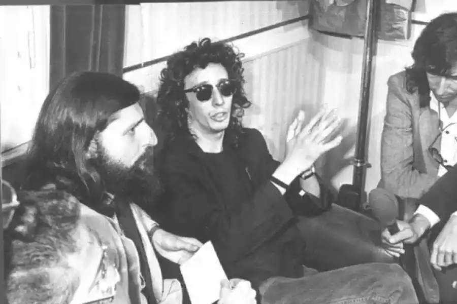 ATURDIDO. Fito Páez y su abogado “Joe” Stefanalo hablan con la prensa después de haber declarado. 