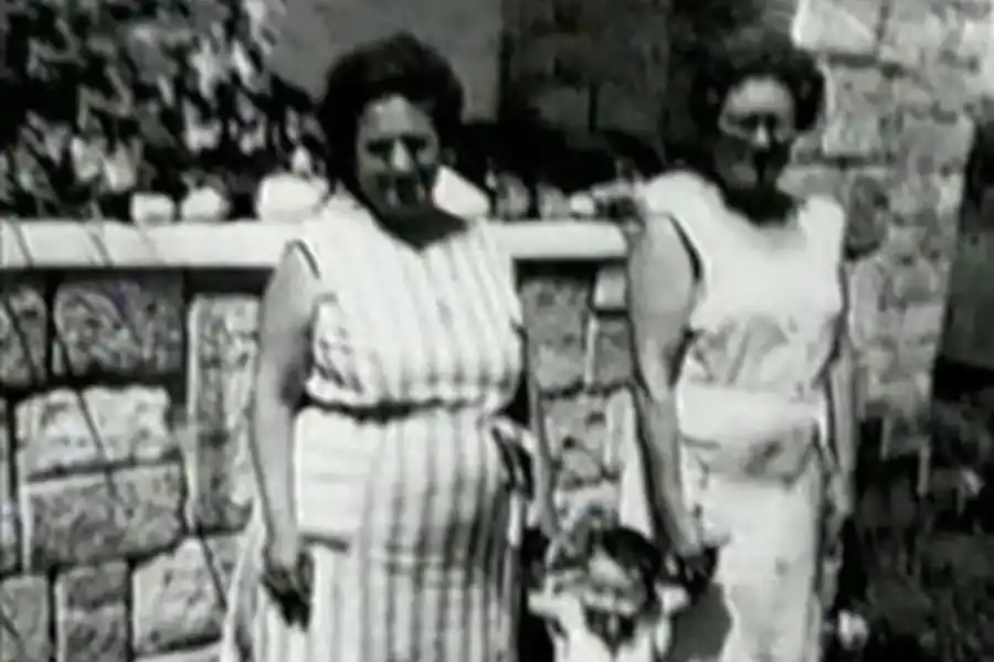 La abuela Josefa y la tía Delia sostienen a Fito.