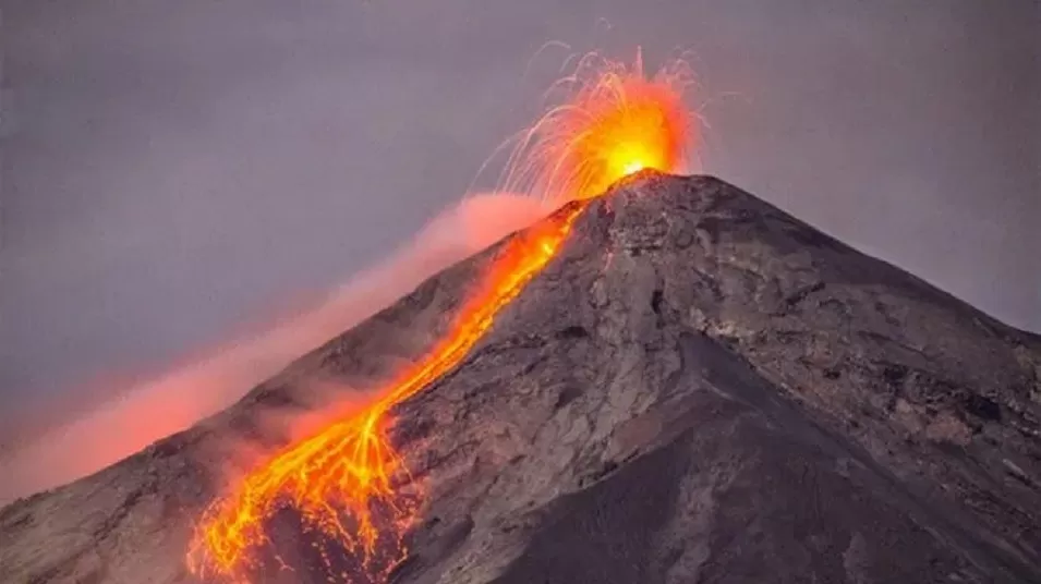 Comenzó la erupción del volcán más activo de Centroamérica y hay varios países en vilo