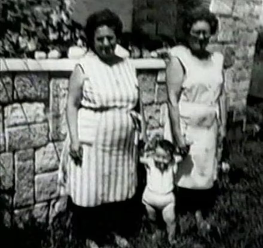 La abuela Josefa y la tía Delia sostienen a Fito.
