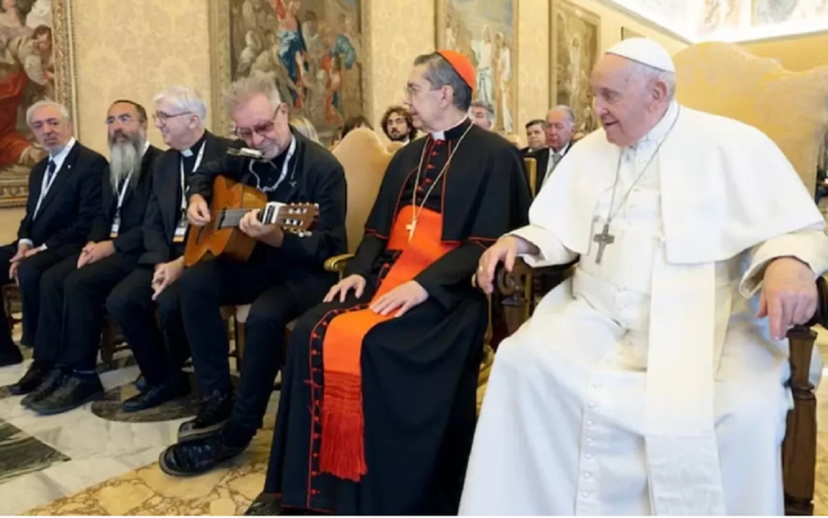 León Gieco cantó ante el Papa Francisco y otros 100 argentinos en el Vaticano