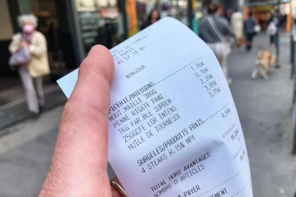 Un turista argentino comió en un restaurante de Estados Unidos y un particular recargo en su cuenta generó polémica