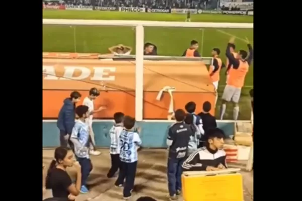 El tierno gesto de un jugador de Atlético Tucumán con un grupo de pequeños hinchas durante el partido con River