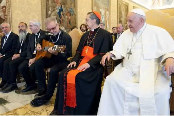 Video: León Gieco hizo emocionar al Papa al cantar “Sólo le pido a Dios” en el Vaticano