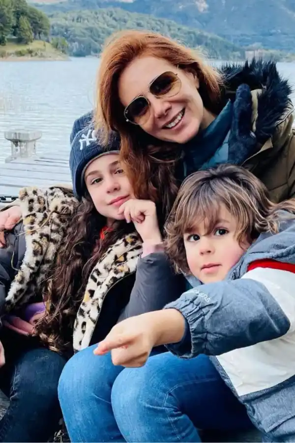 Maby Wells y sus hijos.