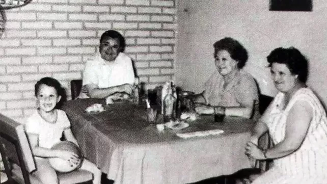 RECUERDO FAMILIAR. El niño Fito Páez aparece con su padre Rodolfo, su abuela Josefa y su tía abuela Delia. 