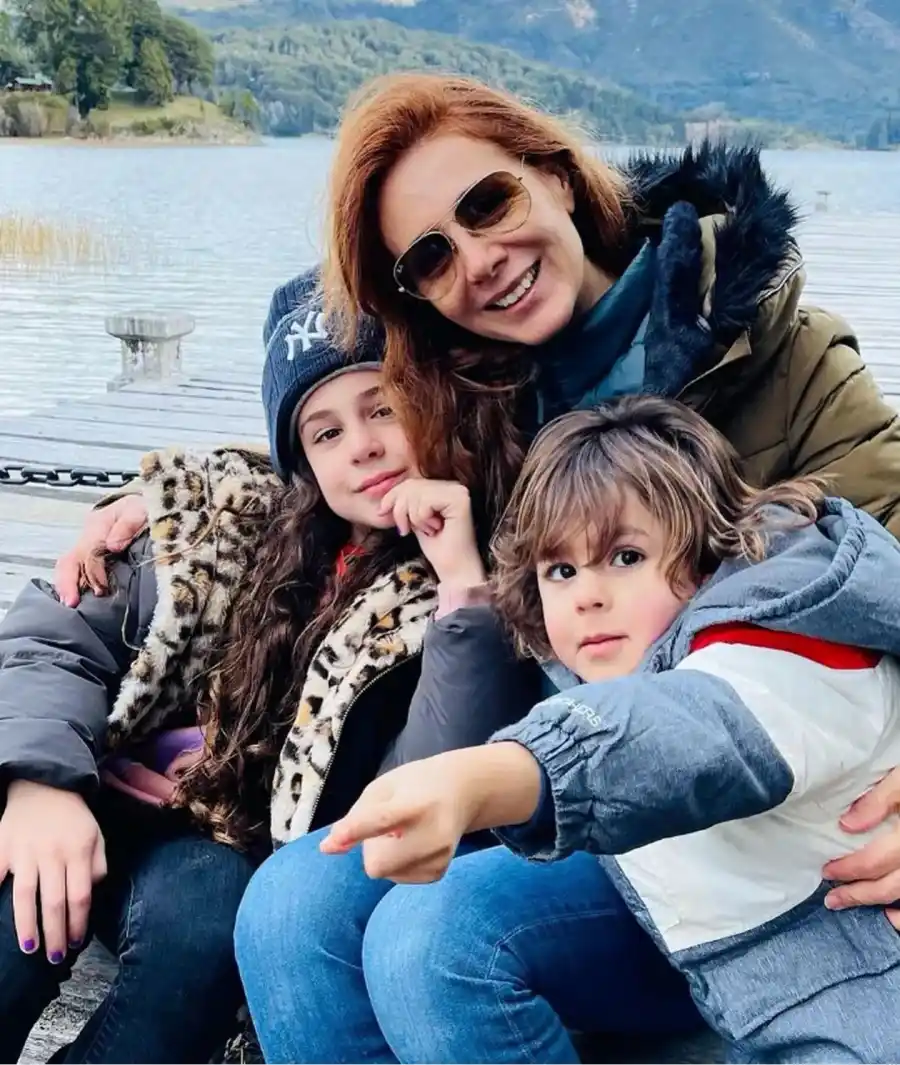 Maby Wells y sus hijos.