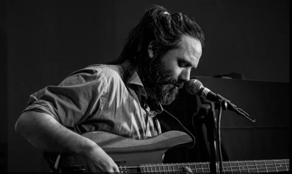 EN SU TIERRA. El bajista Jero Santillán trabaja distintos ritmos en sus canciones, con una fuerte impronta de fusión y letras con carga simbólica. 