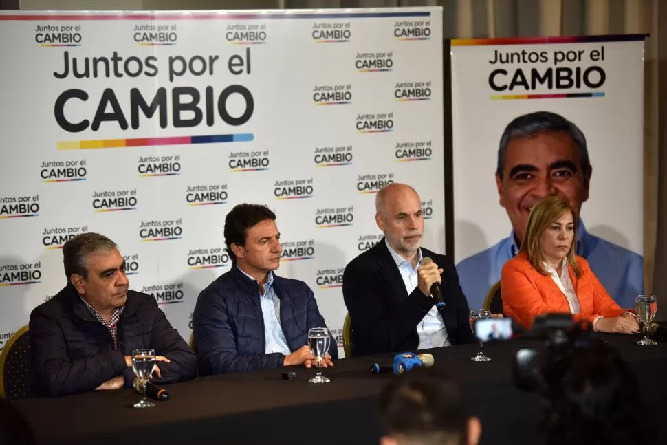 CON LOS CANDIDATOS. El jefe de la CABA da a conocer sus propuestas; lo acompañan Germán Alfaro, Roberto Sánchez y la senadora Beatriz Ávila. 