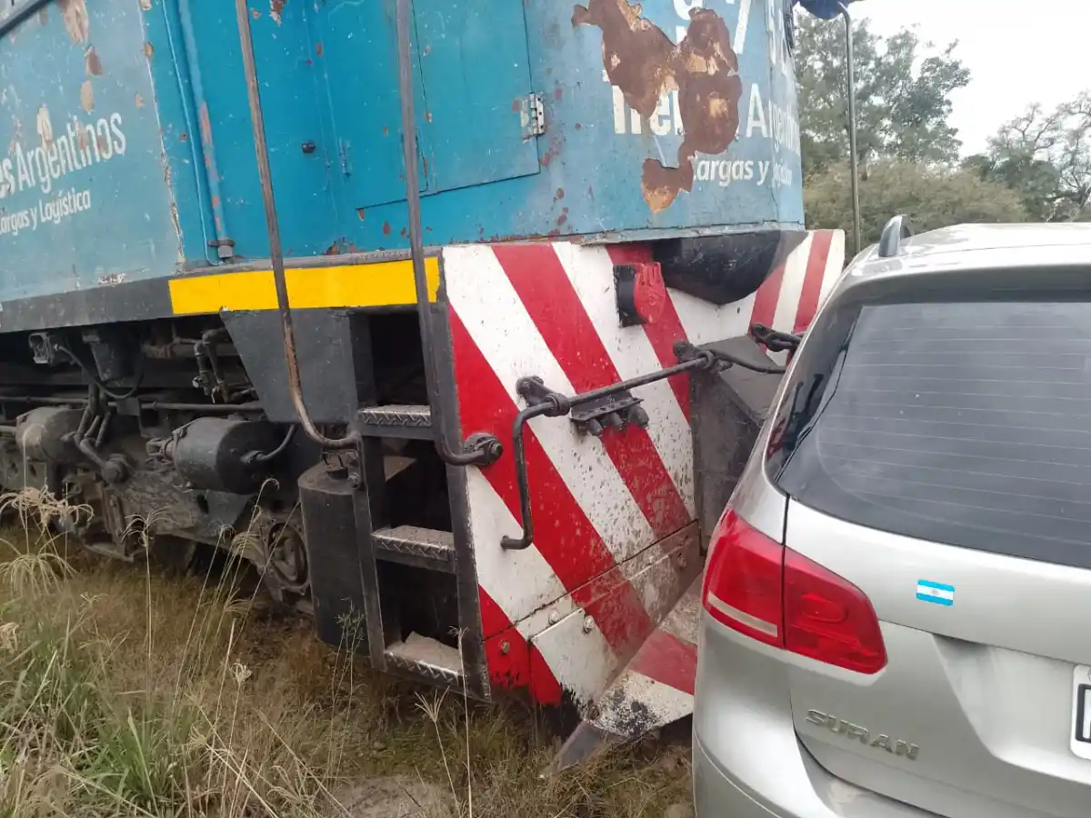 Pudo ser una tragedia: un tren chocó con un auto, en Bella Vista