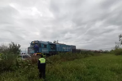 Pudo ser una tragedia: un tren chocó con un auto, en Bella Vista