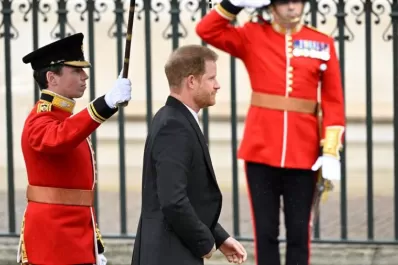 El príncipe Harry asistió a la coronación de su padre, sin Meghan y relegado a la tercera fila