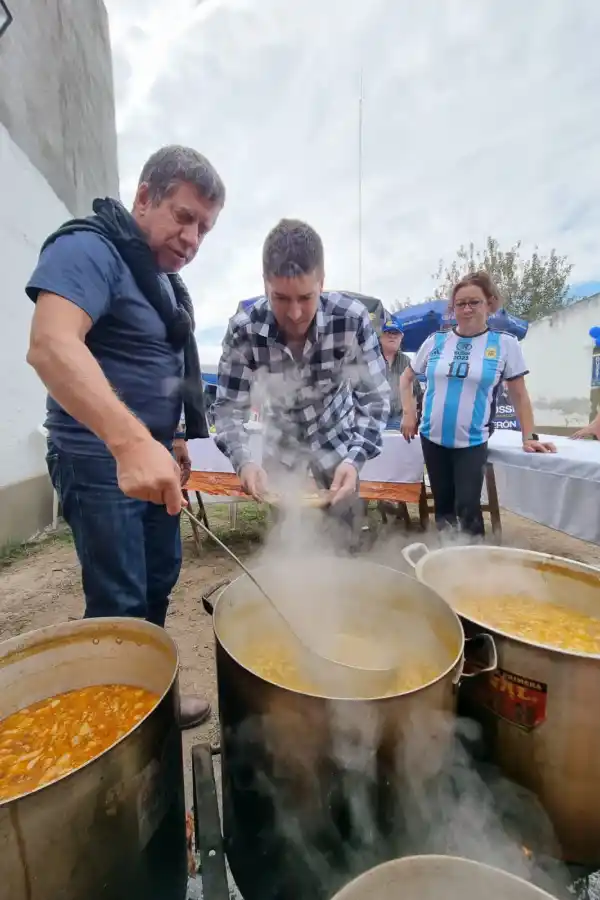 Bussi compartió un locro con los vecinos de Barrio Ejército Argentino.