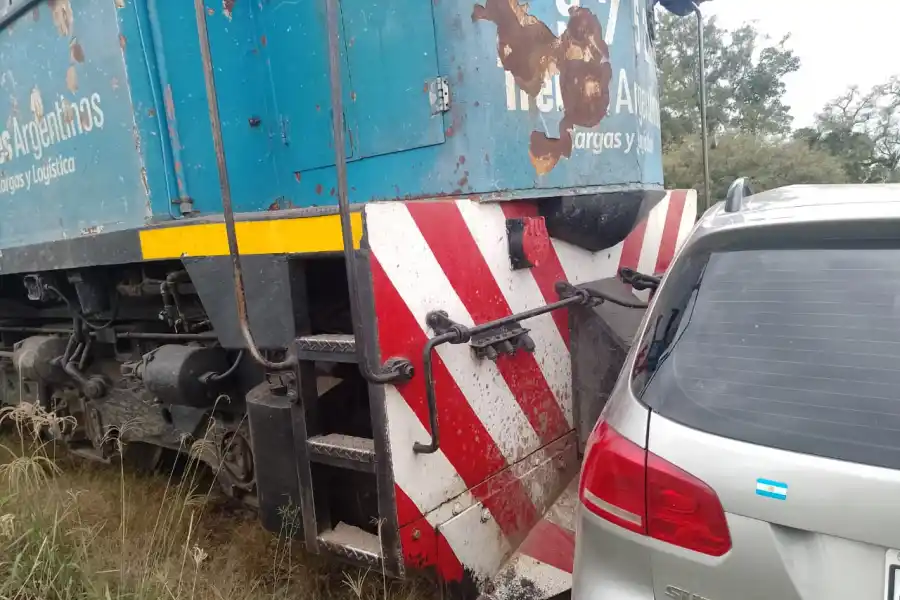 Pudo ser una tragedia: un tren chocó con un auto, en Bella Vista