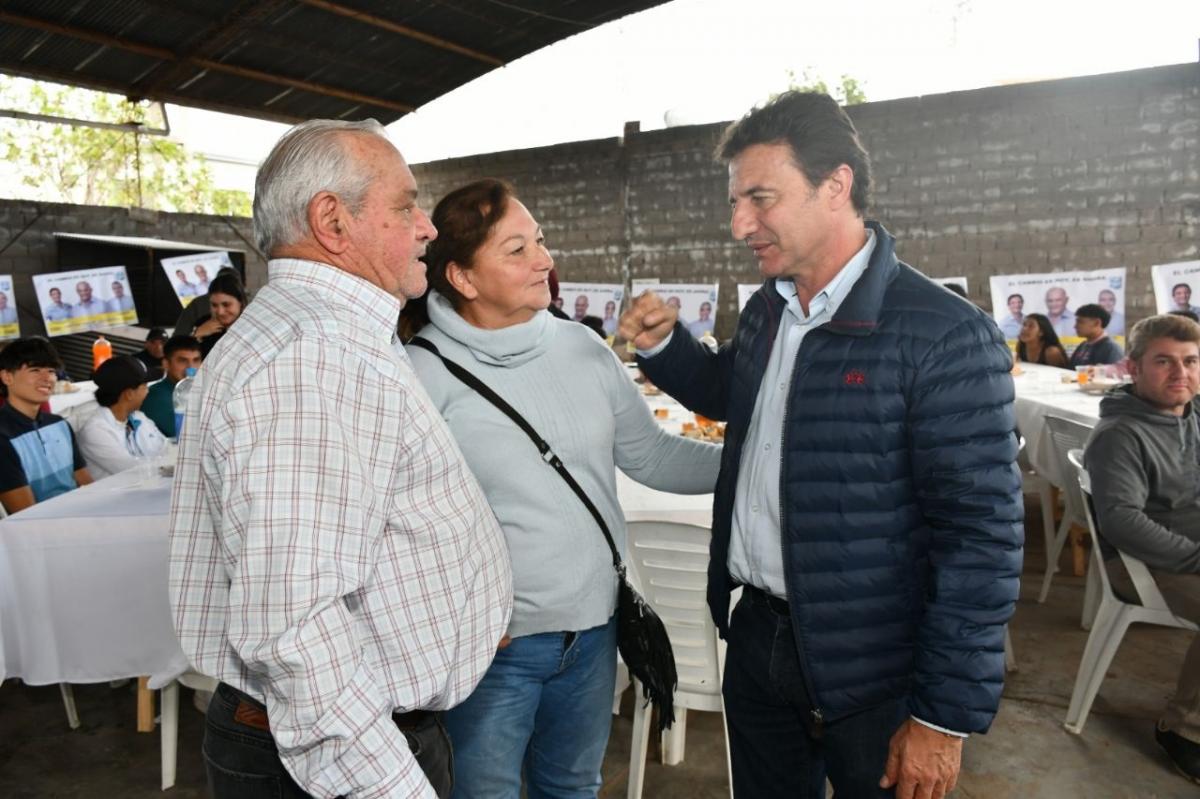 Roberto Sánchez habló con los vecinos de Santa Rosa de Leales. 