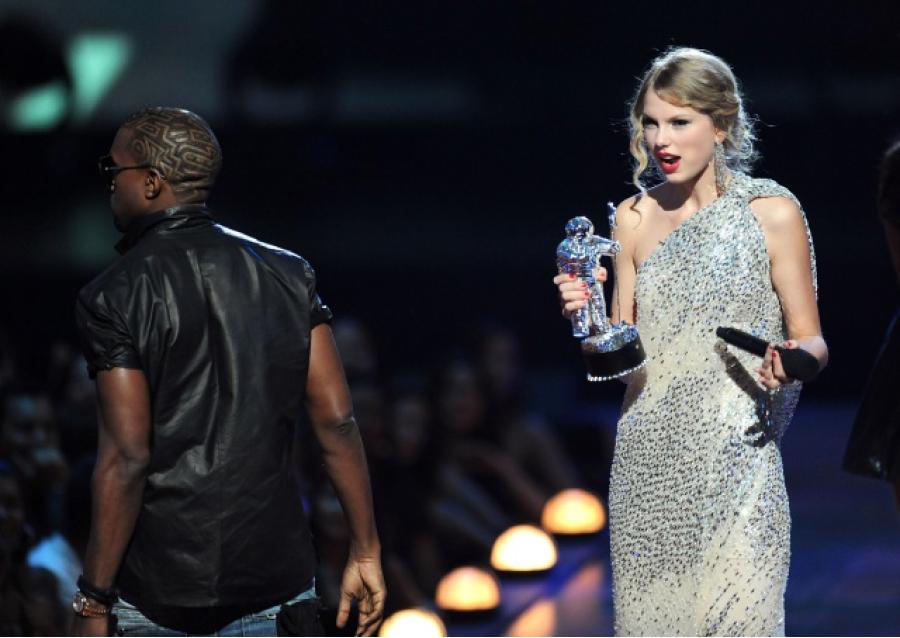 En una entrega de los VMAs el rapero desprestigió el trabajo de Taylor Swift