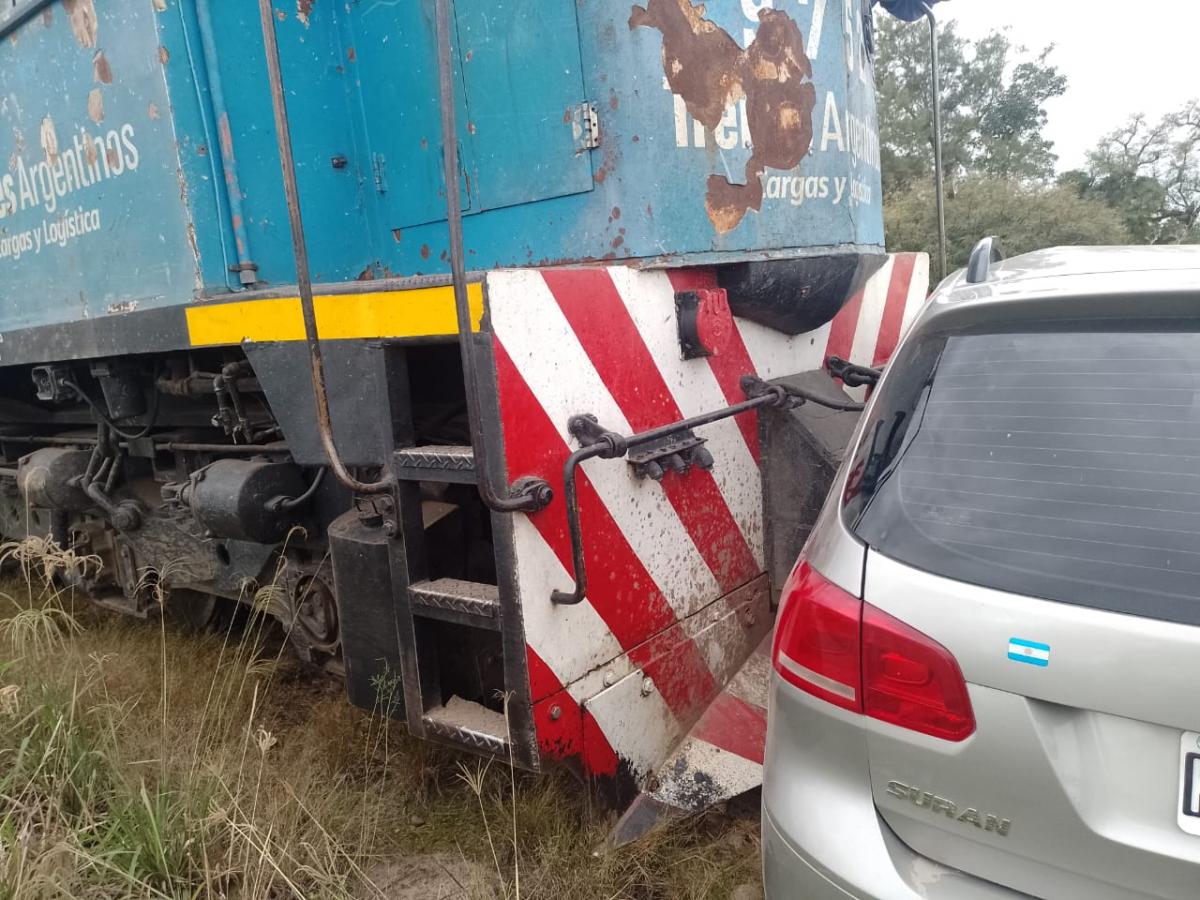 Pudo ser una tragedia: un tren chocó con un auto, en Bella Vista