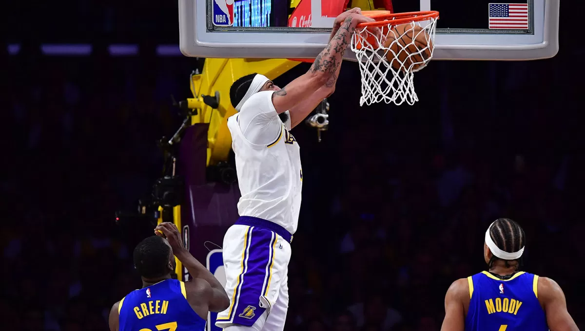 CLAVE. Anthony Davis fue el máximo anotador en la victoria de Lakers ante Warriors.