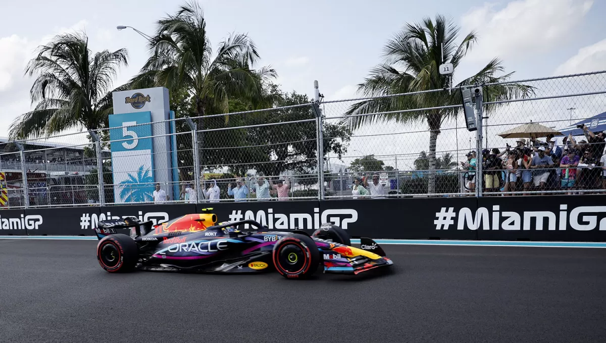 EL MÁS RÁPIDO. Sergio Checo Pérez será acompañado por Fernando Alonso en la primera fila de la largada del GP de Miami.