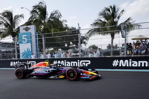Checo Pérez larga desde la pole en el GP de Miami de Fórmula 1