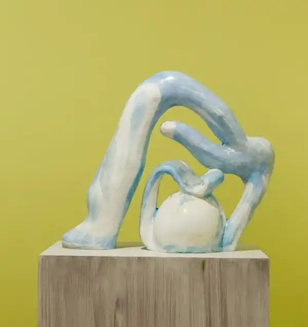 “LOS OFERENTES”. La artista tucumana trabajó esculturas en yeso para su primera exposición individual en el Museo de Arte Moderno de Buenos Aires, que tuvo la curaduría de Lucrecia Palacios, y donde se exhibieron obras realizadas en 2021.