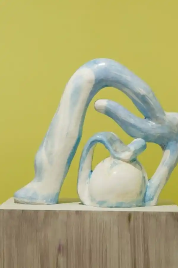 “LOS OFERENTES”. La artista tucumana trabajó esculturas en yeso para su primera exposición individual en el Museo de Arte Moderno de Buenos Aires, que tuvo la curaduría de Lucrecia Palacios, y donde se exhibieron obras realizadas en 2021.