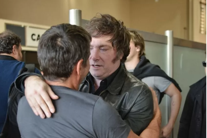 Ricardo Bussi recibió a Javier Milei en el aeropuerto de Tucumán. FOTO DE TWITTER @ricardobussi