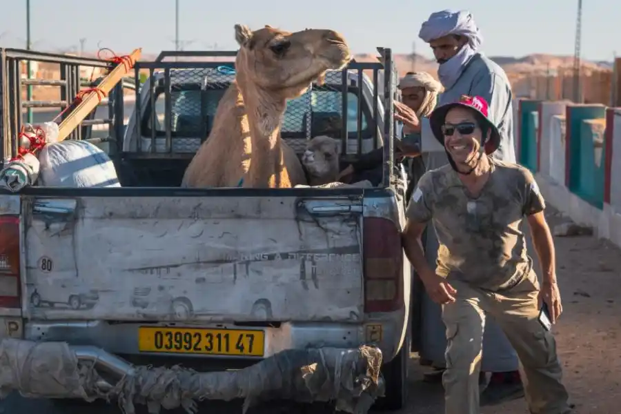 LA TRIPULACIÓN DE LA AVENTURA. José Izquierdo viajó acompañado de sus dos hijos y de un grupo de amigos. 