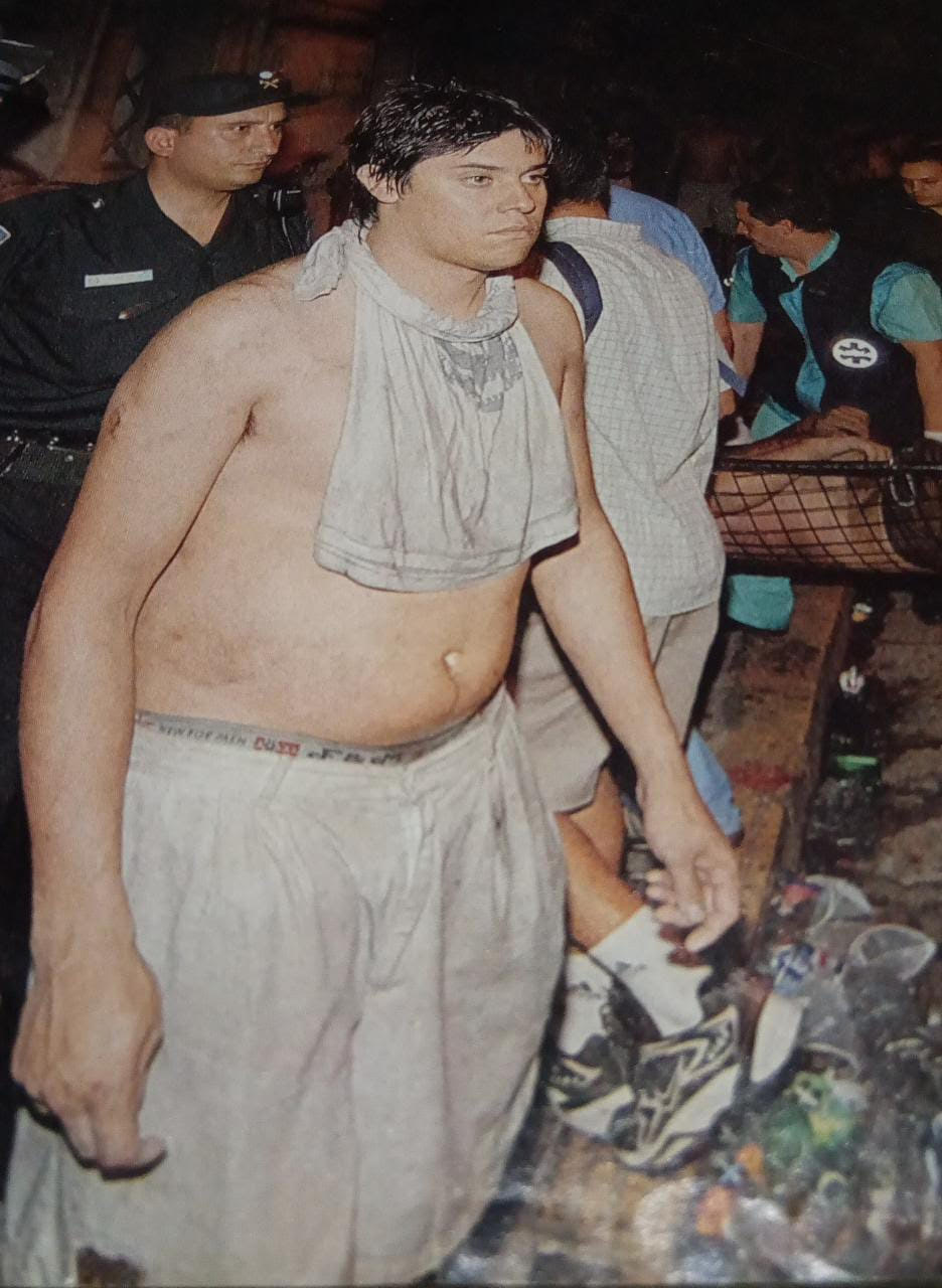 UNA NOCHE IMPOSIBLE DE OLVIDAR. La foto de Matías Norberto Busto ayudando en la tragedia de 2004 es un documento. 