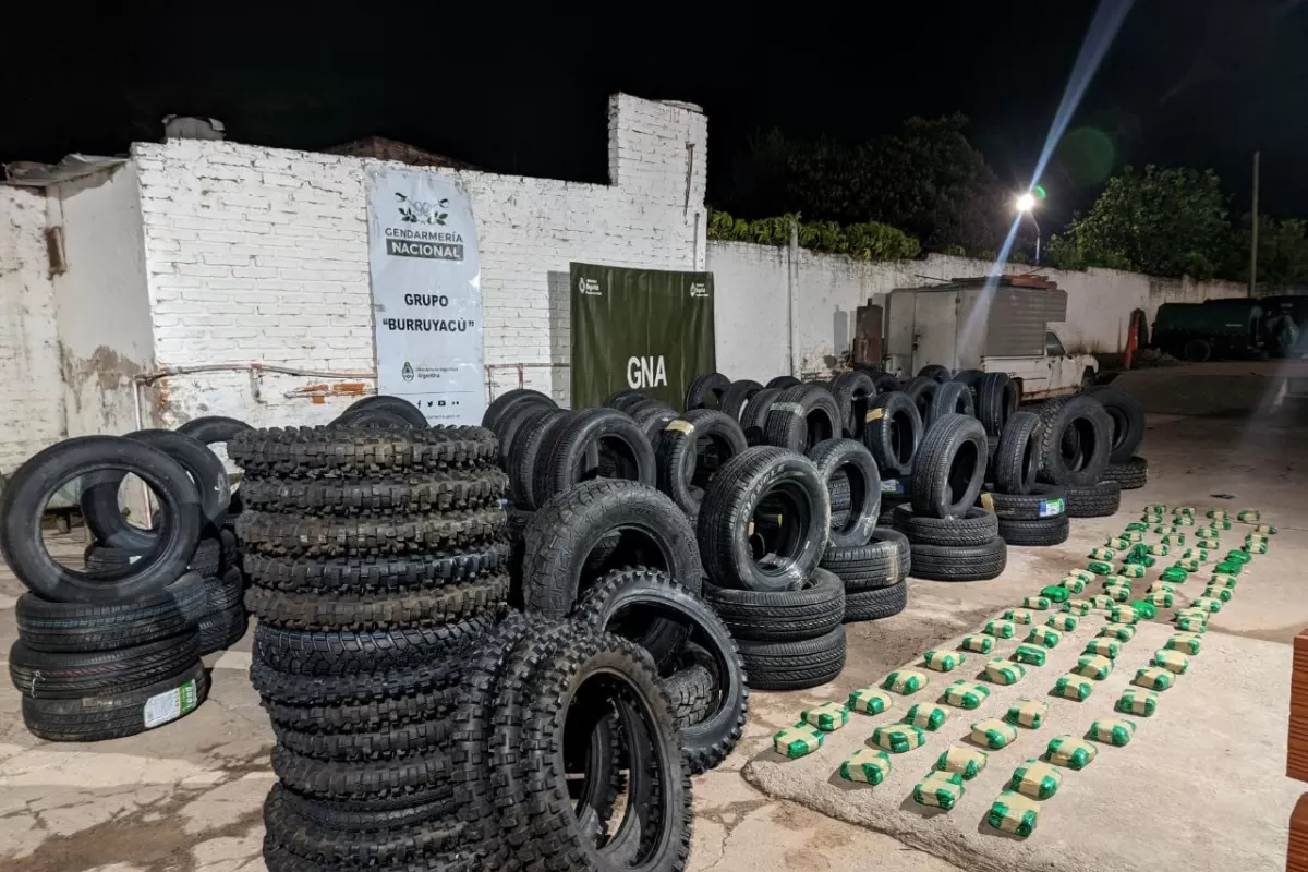 Gendarmería secuestró en Tucumán 750 kilos de hojas de coca y 136 neumáticos