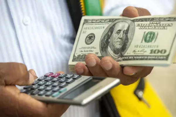 A cuánto se dispararía el dólar blue si no hay acuerdo con el FMI