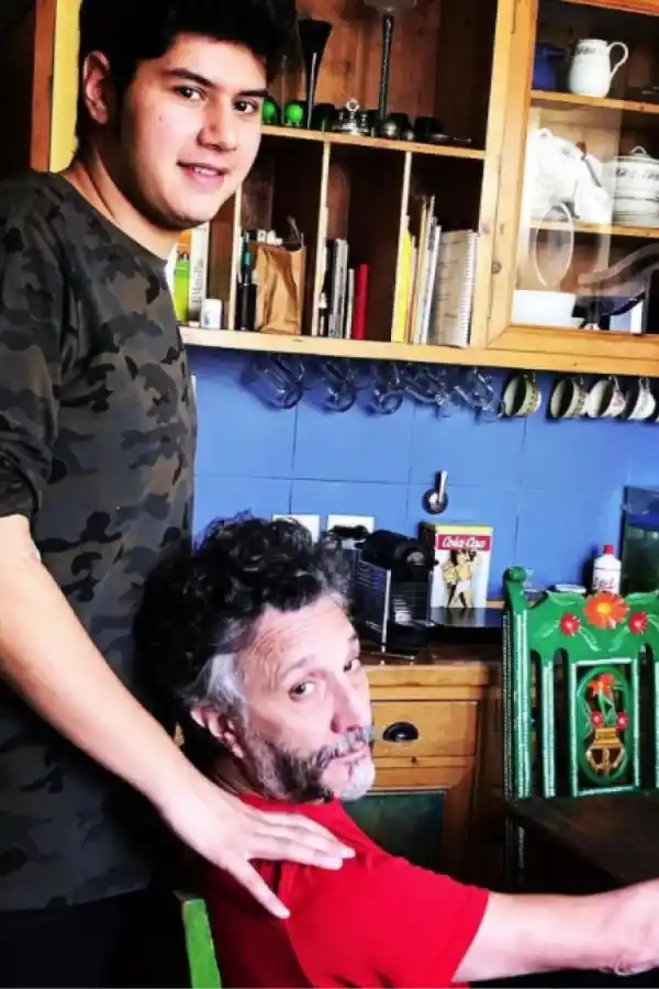 Martín trabaja con su papá.