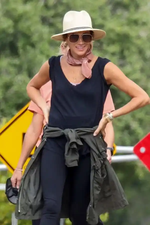 MIENTRAS SE REALIZABA LA CORONACIÓN. Meghan se fue a hacer senderismo junto a amigos (Photo © 2023 Backgrid/The Grosby Group)