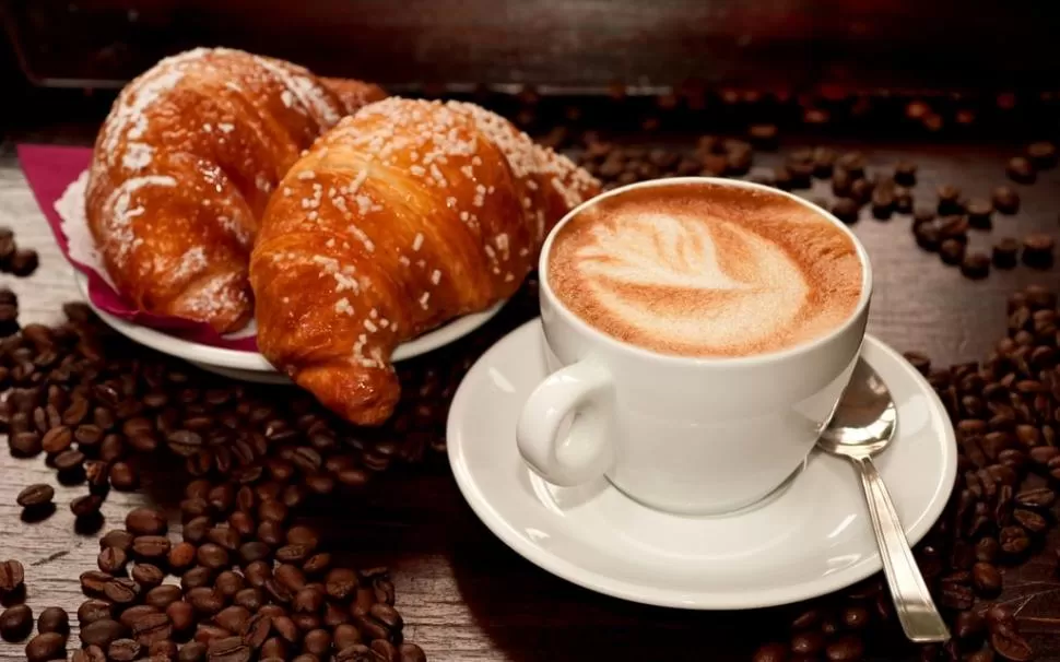 UN DESAYUNO CLÁSICO. El café encabeza las preferencias en cuanto a las bebidas que se ingieren en la primera comida del día, según un informe. 