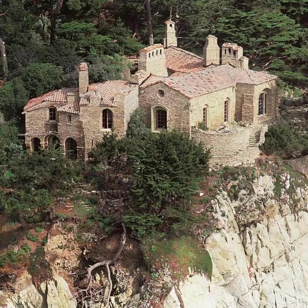 La mansión embrujada de Brad Pitt antes de las remodelaciones